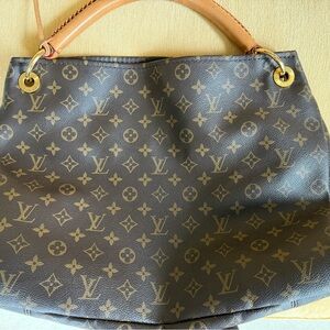 Louis Vuitton Artsy GM Classic Monogram Shoulder Bag